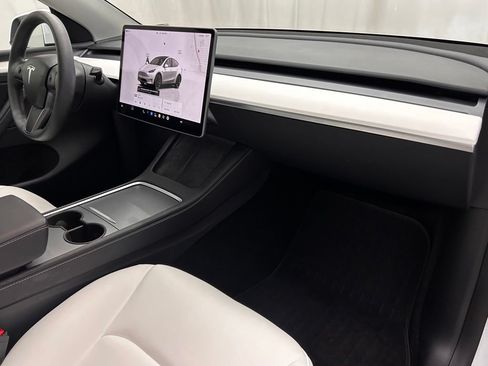 Used 2025 Tesla Model Y Long Range AWD/4WD image 18