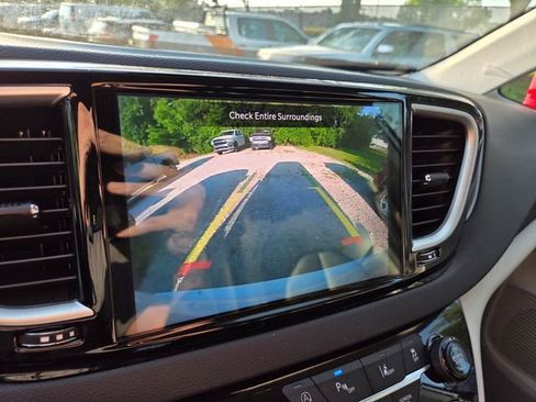 Used 2023 Chrysler Pacifica Touring-L FWD image 15