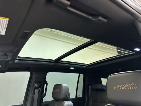 Used 2025 Chevrolet Suburban High Country AWD/4WD image 7