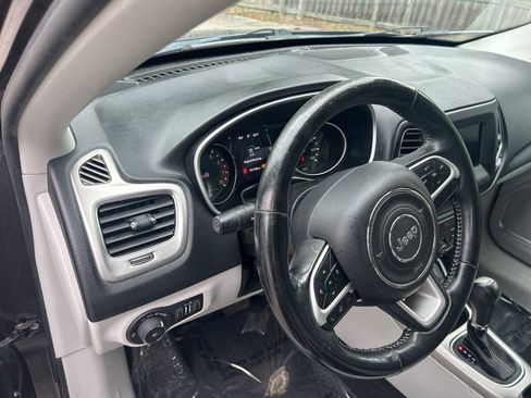 Used 2019 Jeep Compass Latitude w/ Cold Weather Group FWD image 9