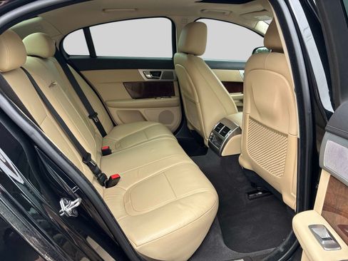 Used 2012 Jaguar XF RWD image 11