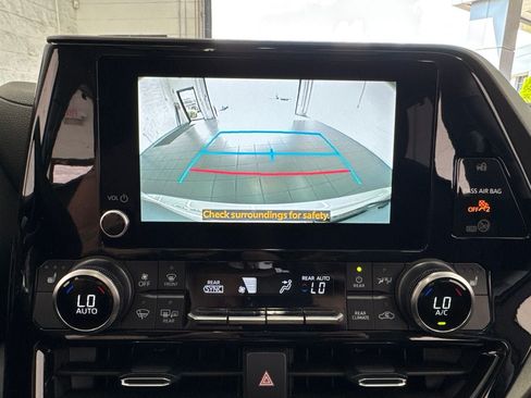 Used 2023 Toyota Highlander XLE AWD/4WD image 27