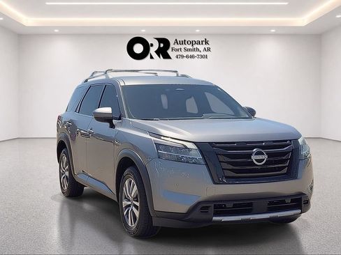 Used 2023 Nissan Pathfinder SL w/ Black Appearance Package AWD/4WD image 1