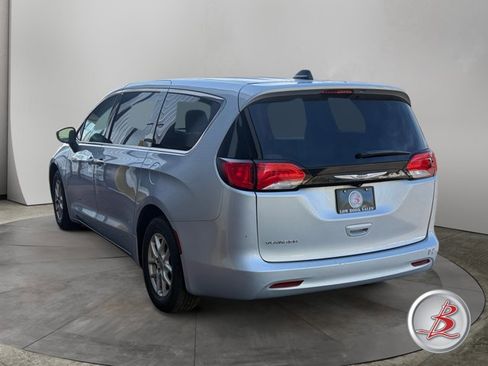 Used 2022 Chrysler Voyager LX image 5