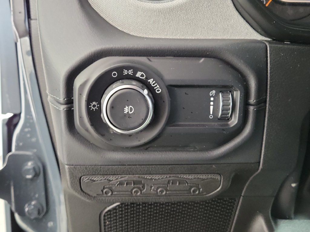 Used 2026 Jeep Wrangler Unlimited Sahara AWD/4WD image 13