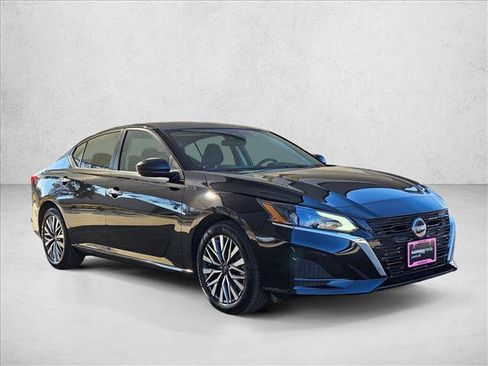 Used 2025 Nissan Altima 2.5 SV image 3