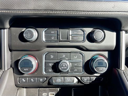 Used 2023 Chevrolet Suburban Premier image 17