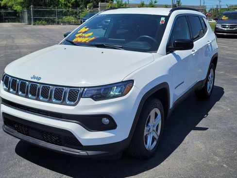 Used 2024 Jeep Compass Latitude AWD/4WD image 3