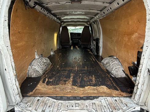 Used 2010 Chevrolet Express 2500 Extended image 13