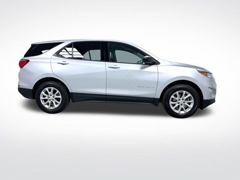 Used 2019 Chevrolet Equinox LS w/ LS Convenience Package AWD/4WD image 2
