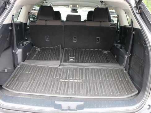 Used 2022 Toyota Highlander LE FWD image 30