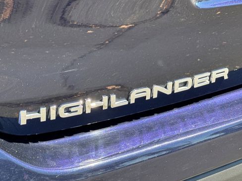 Used 2023 Toyota Highlander LE AWD/4WD image 32
