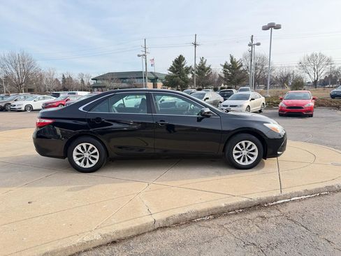 Used 2015 Toyota Camry LE image 4