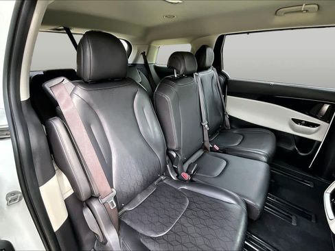 Used 2023 Kia Carnival EX FWD image 19
