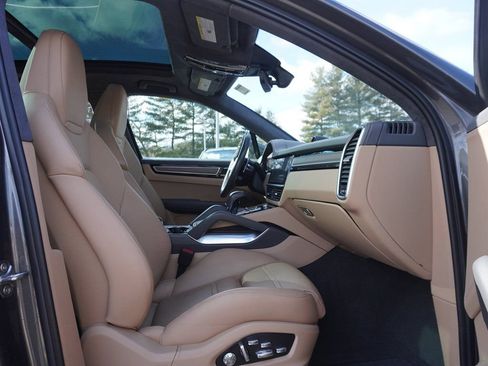 Used 2020 Porsche Cayenne Turbo AWD/4WD image 36