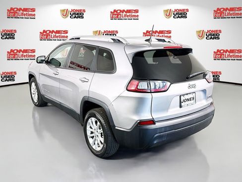 Used 2021 Jeep Cherokee Latitude FWD image 2