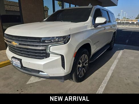 Used 2022 Chevrolet Suburban LT w/ Luxury Package AWD/4WD image 2