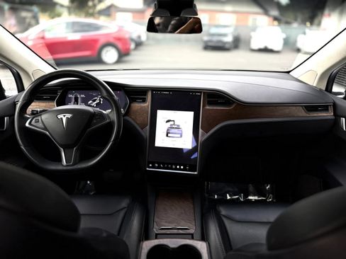 Used 2018 Tesla Model X 75D AWD/4WD image 17