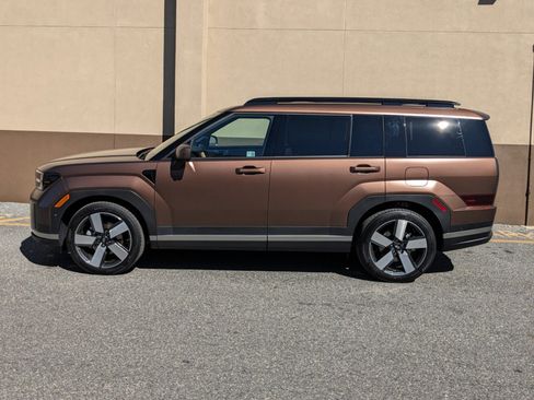 Used 2025 Hyundai Santa Fe Limited image 7