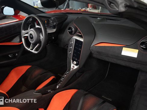 Used 2025 McLaren 750S Spider RWD image 30