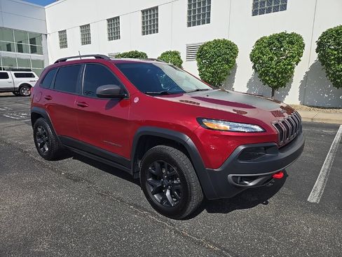 Used 2017 Jeep Cherokee Trailhawk w/ Comfort/Convenience Group AWD/4WD image 4