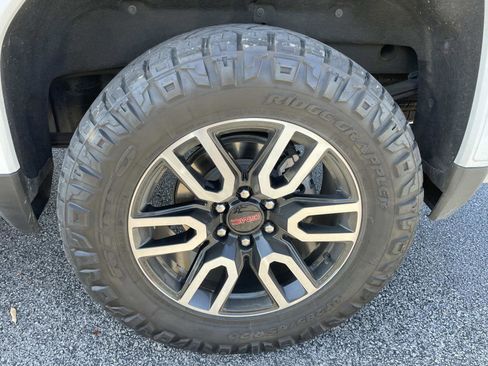 Used 2024 GMC Sierra 1500 AT4 w/ Technology Package image 9