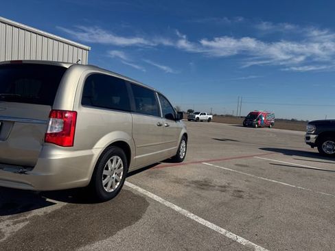 Used 2015 Chrysler Town & Country LX image 5