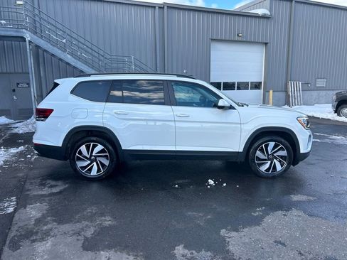 Used 2025 Volkswagen Atlas SE image 2