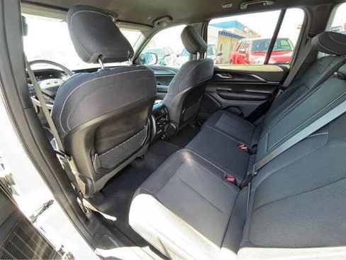 Used 2025 Jeep Grand Cherokee Laredo AWD/4WD image 17