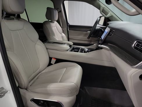 Used 2024 Jeep Wagoneer L Series II w/ Flexible Seating Group AWD/4WD image 27