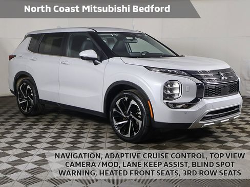 Used 2024 Mitsubishi Outlander SE image 1