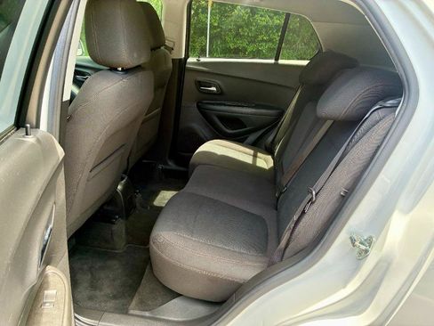 Used 2022 Chevrolet Trax LS w/ Tint and Cruise Package FWD image 9