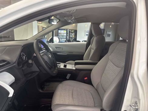 Used 2026 Toyota Sienna LE FWD image 18