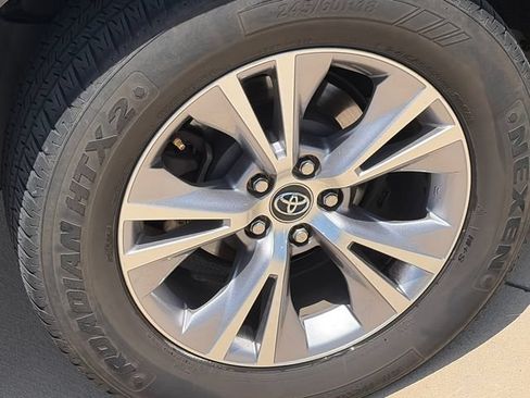 Used 2016 Toyota Highlander Plus FWD image 11