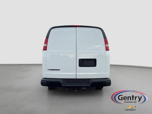 Used 2018 Chevrolet Express 2500 w/ Driver Convenience Package RWD image 5