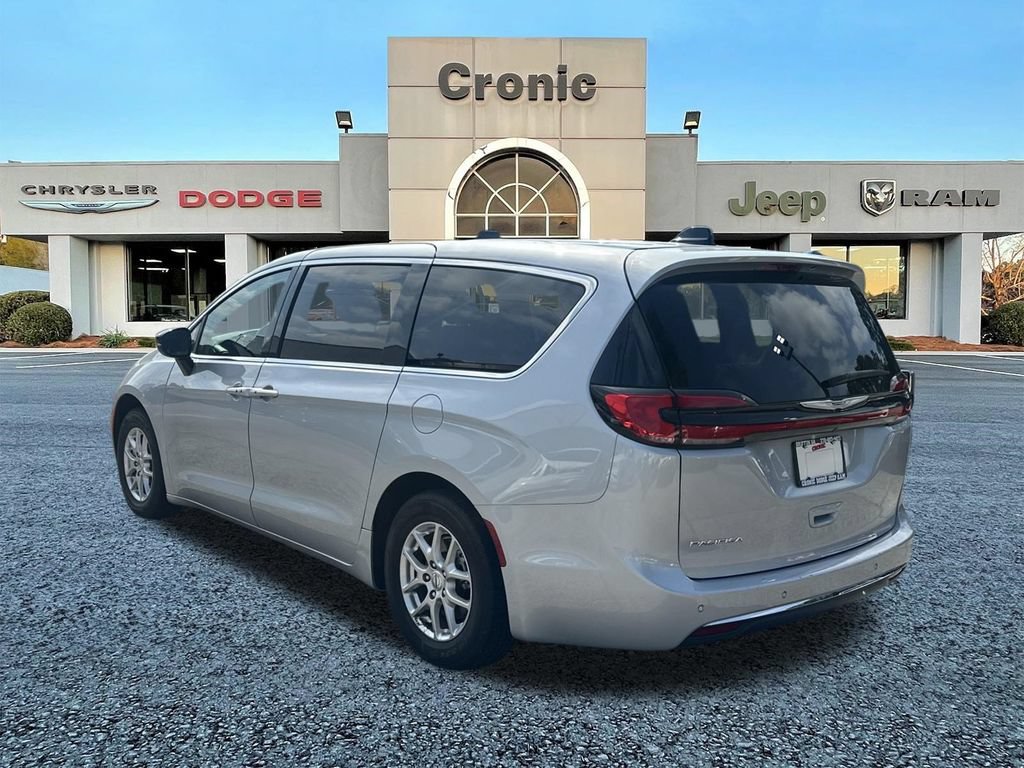 Used 2024 Chrysler Pacifica Touring-L FWD image 5