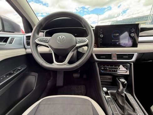 Used 2025 Volkswagen Taos SE AWD/4WD image 8