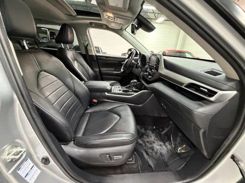 Used 2020 Toyota Highlander XLE AWD/4WD image 22