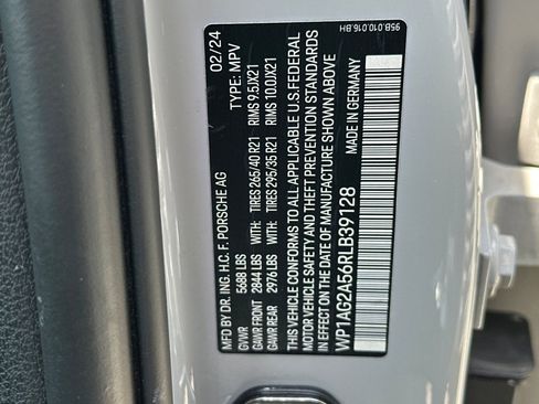 Certified 2024 Porsche Macan S AWD/4WD image 29