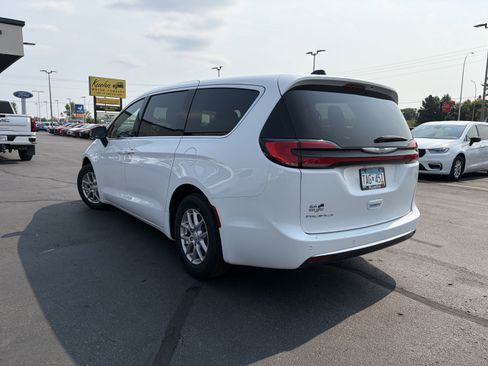 Used 2025 Chrysler Pacifica Select FWD image 8