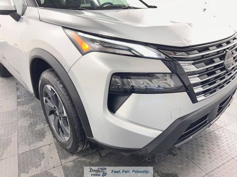 Used 2025 Nissan Rogue SV image 8