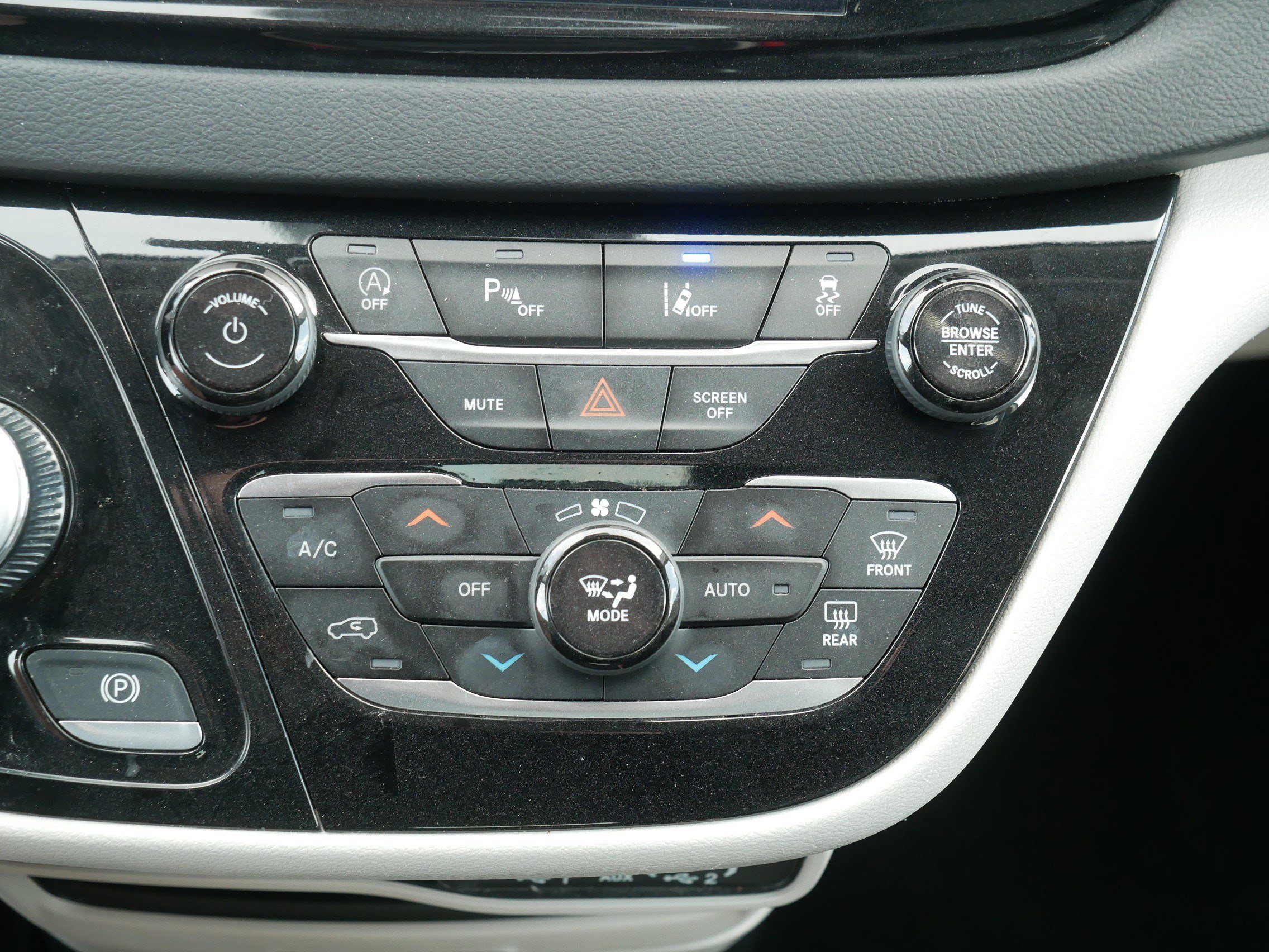 Used 2024 Chrysler Pacifica Touring-L FWD image 23