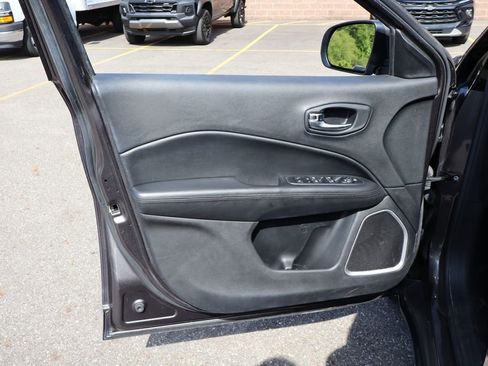 Used 2018 Jeep Compass Latitude w/ Popular Equipment Group FWD image 9
