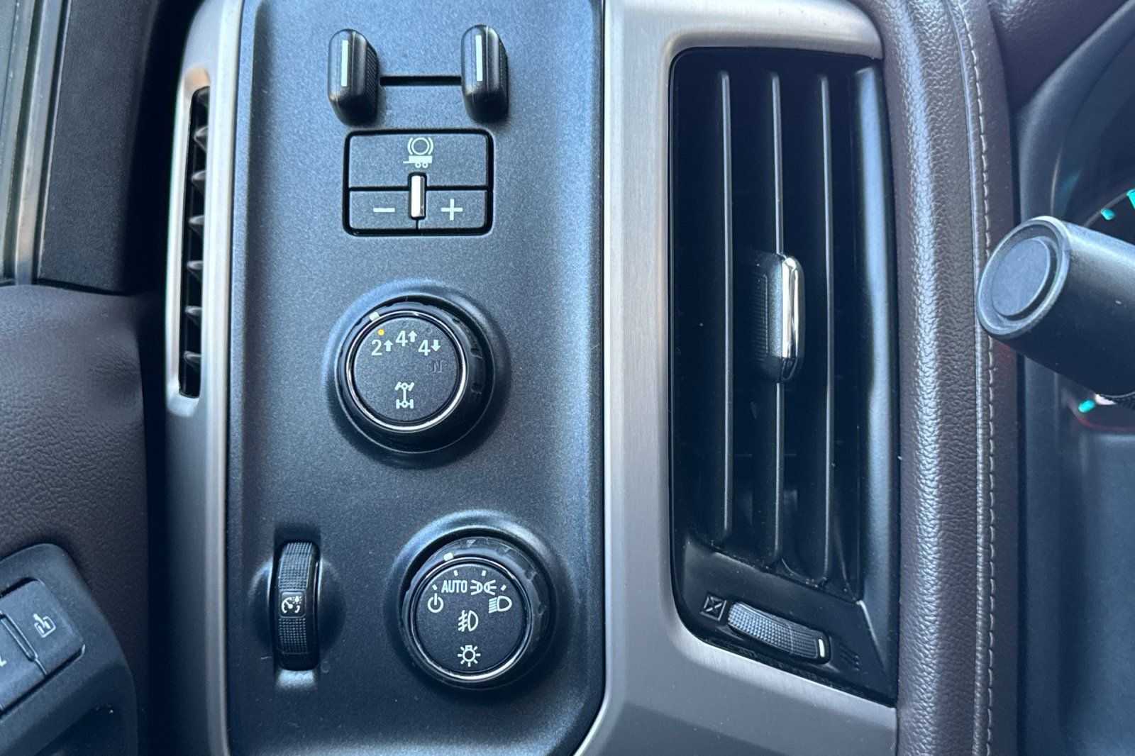 Used 2019 GMC Sierra 2500 Denali w/ Duramax Plus Package AWD/4WD image 29