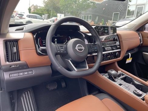 New 2025 Nissan Pathfinder Platinum image 9
