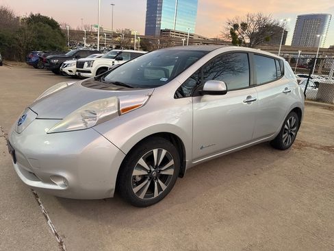 Used 2016 Nissan Leaf SV image 2