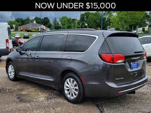 Used 2017 Chrysler Pacifica Touring-L FWD image 3