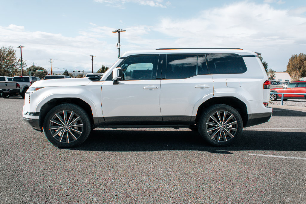 Used 2024 Lexus GX 550 w/ Accessory Package (Z1) AWD/4WD image 4