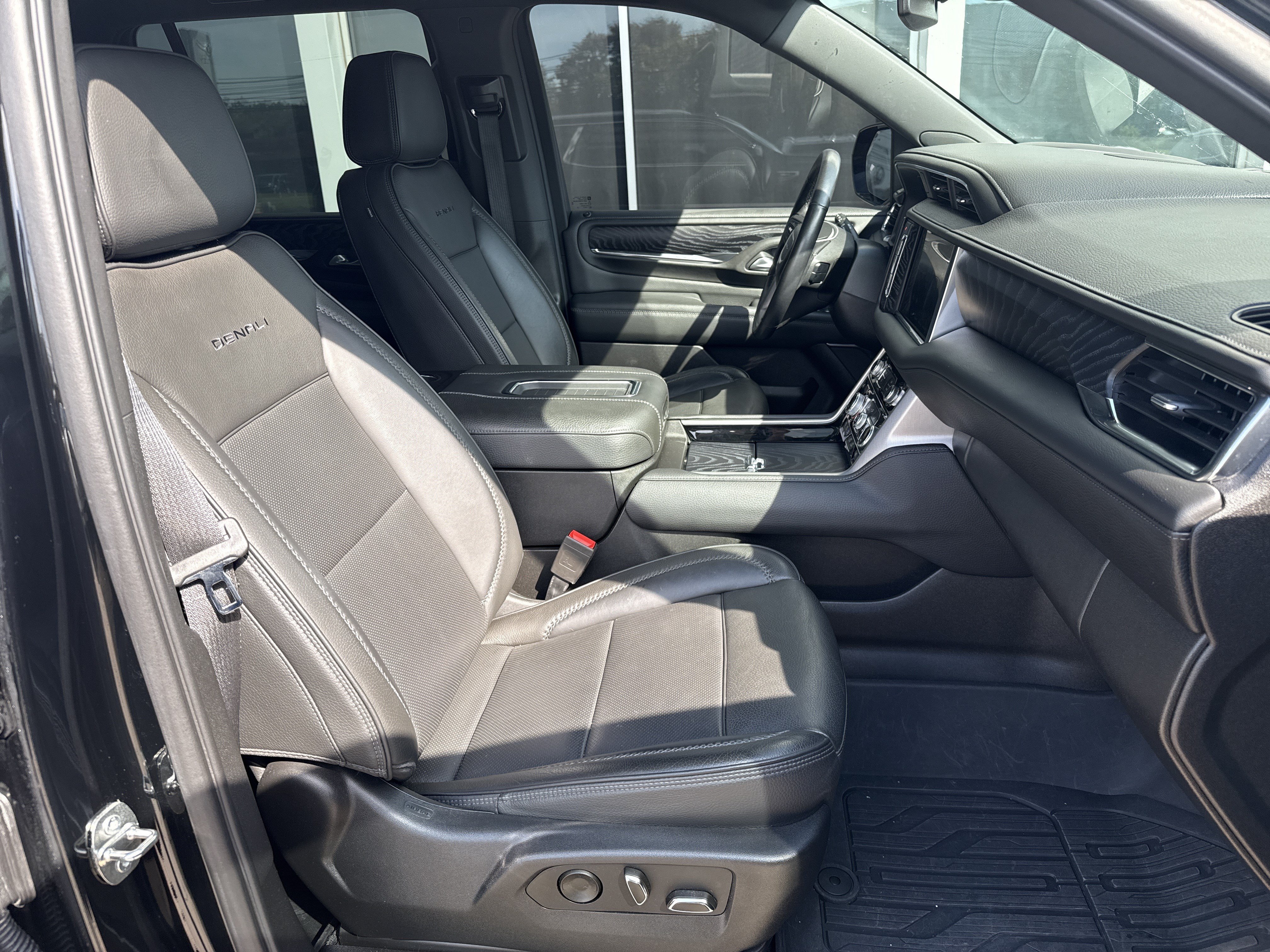 Used 2022 GMC Yukon Denali AWD/4WD image 2