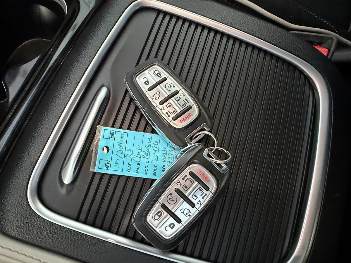 Used 2023 Chrysler Pacifica Limited FWD image 23